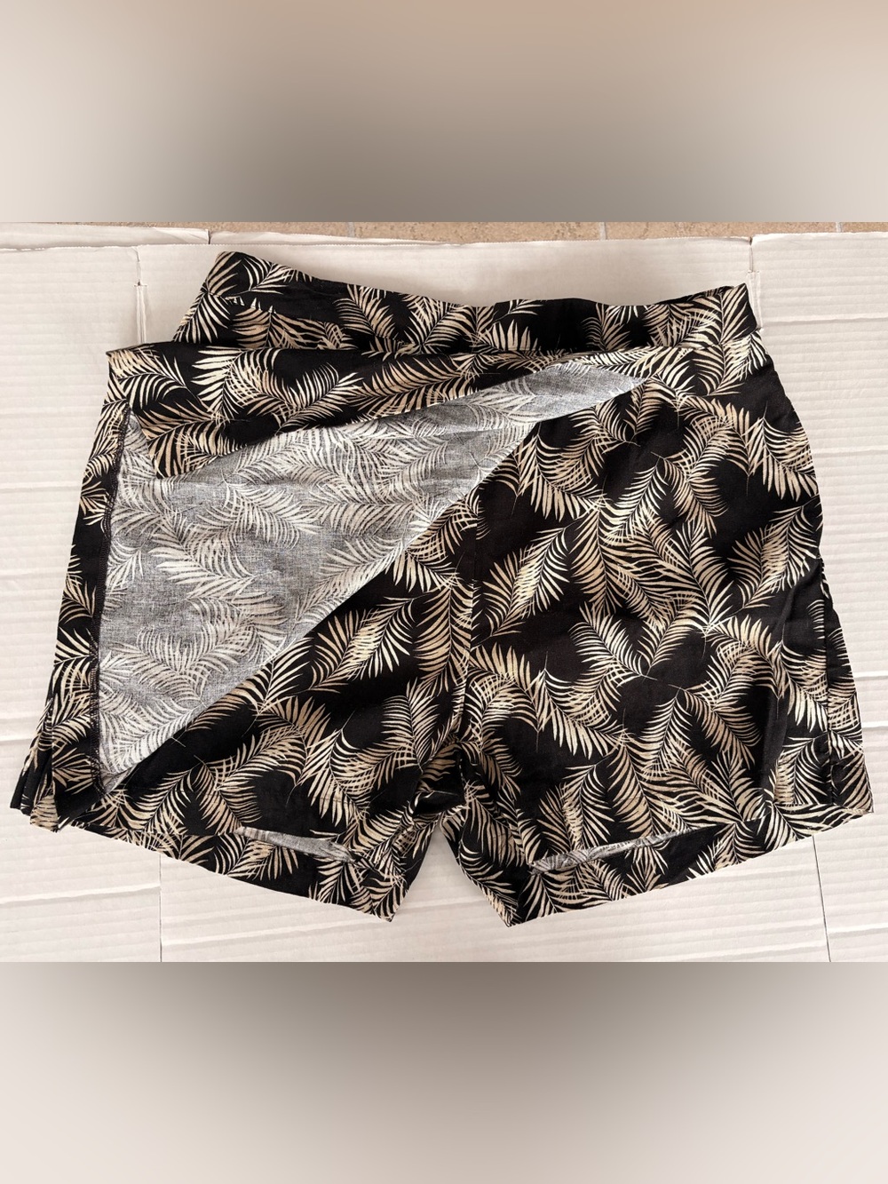 Ellen Tracy Black and Cream Palm Print Shorts - Picture 3 of 7